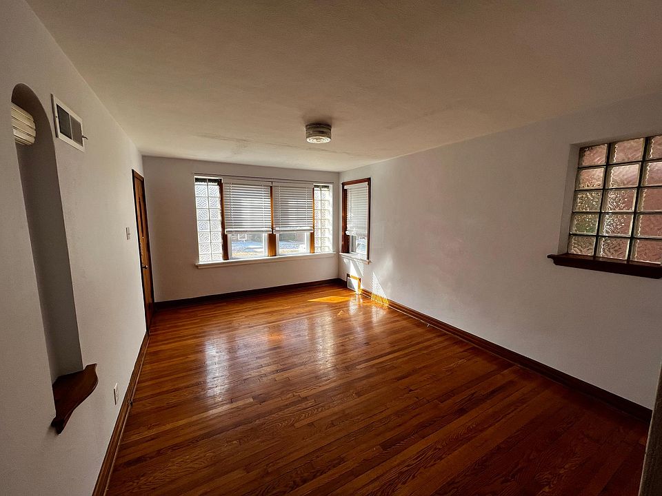 Living Room w/ Closet