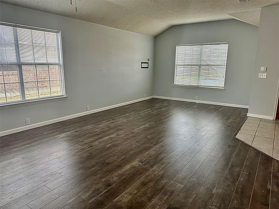 3rd image of 105 Creekview Dr