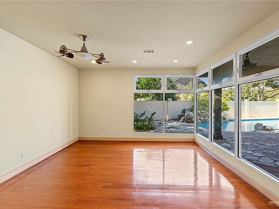 4th image of 2605 James Ave