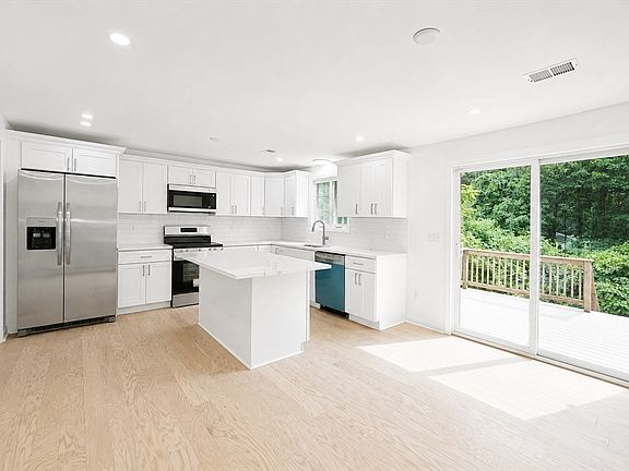 5th image of 9 Alden Ave E