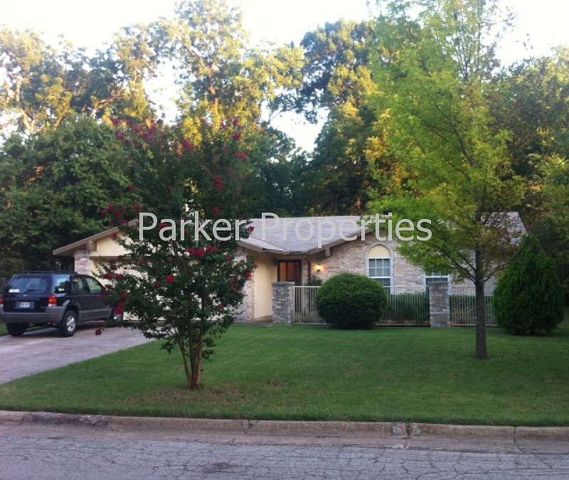 1st image of 366 W Lakeview Cir