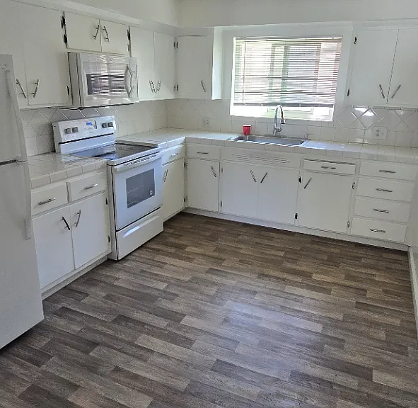 Eaton Terrace Apartments — Photo 17