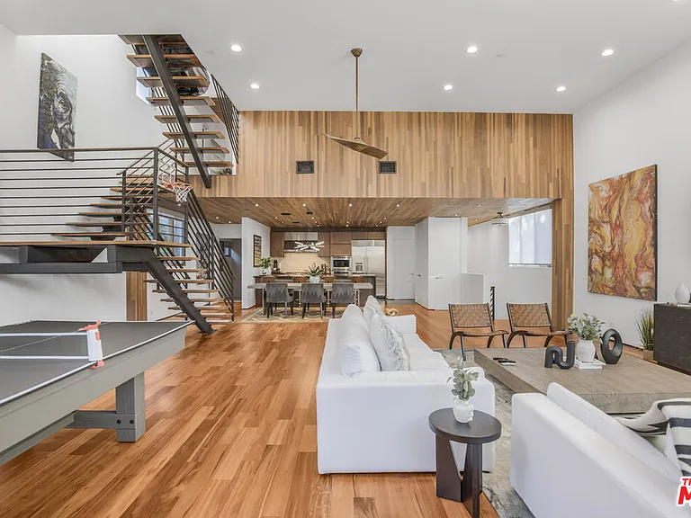 661 Broadway St — Photo 11