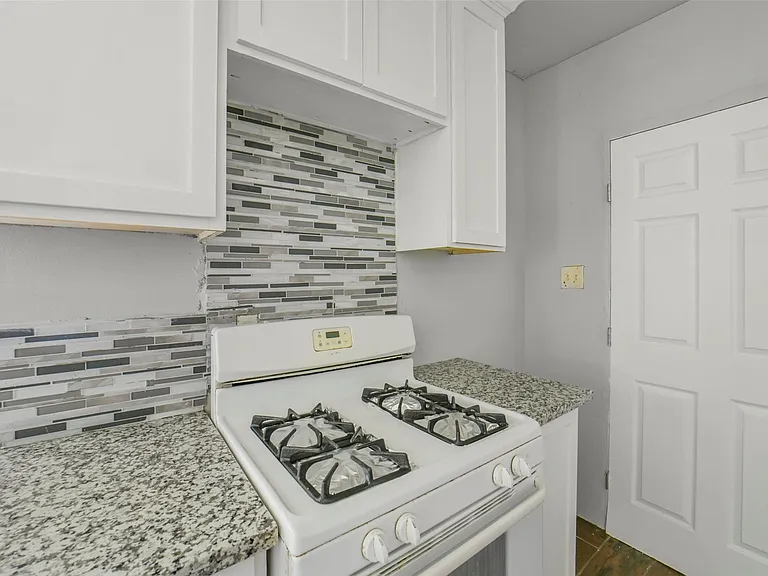 220 Engel St — Photo 10