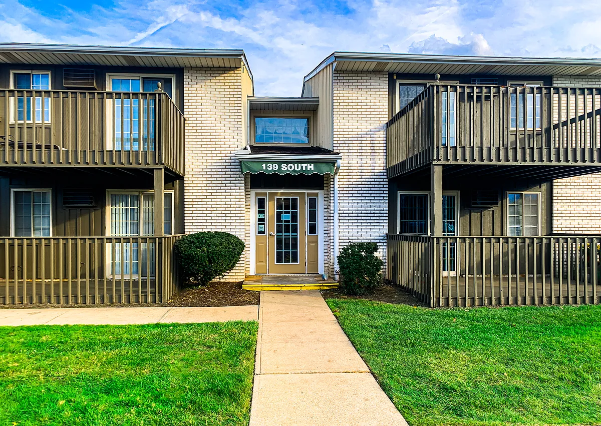Building Photo - 133 & 139 Academy Ct