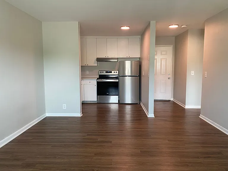 Executive House Apartments — Photo 32