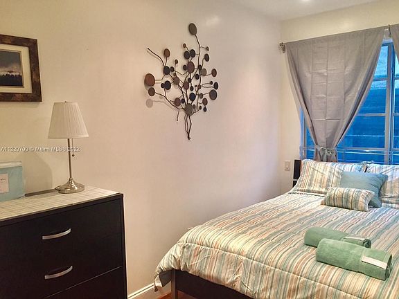 4th image of 526 15th St APT 14