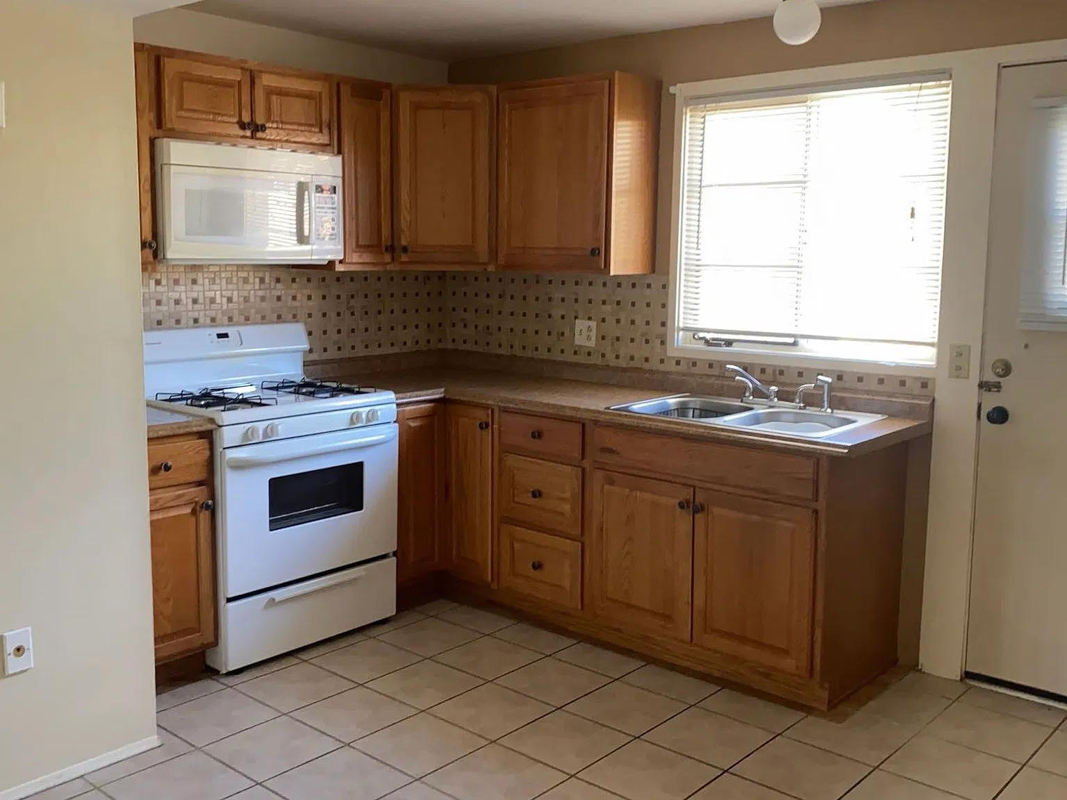 1 bed, 957 sqft, $1,300 — Photo 4