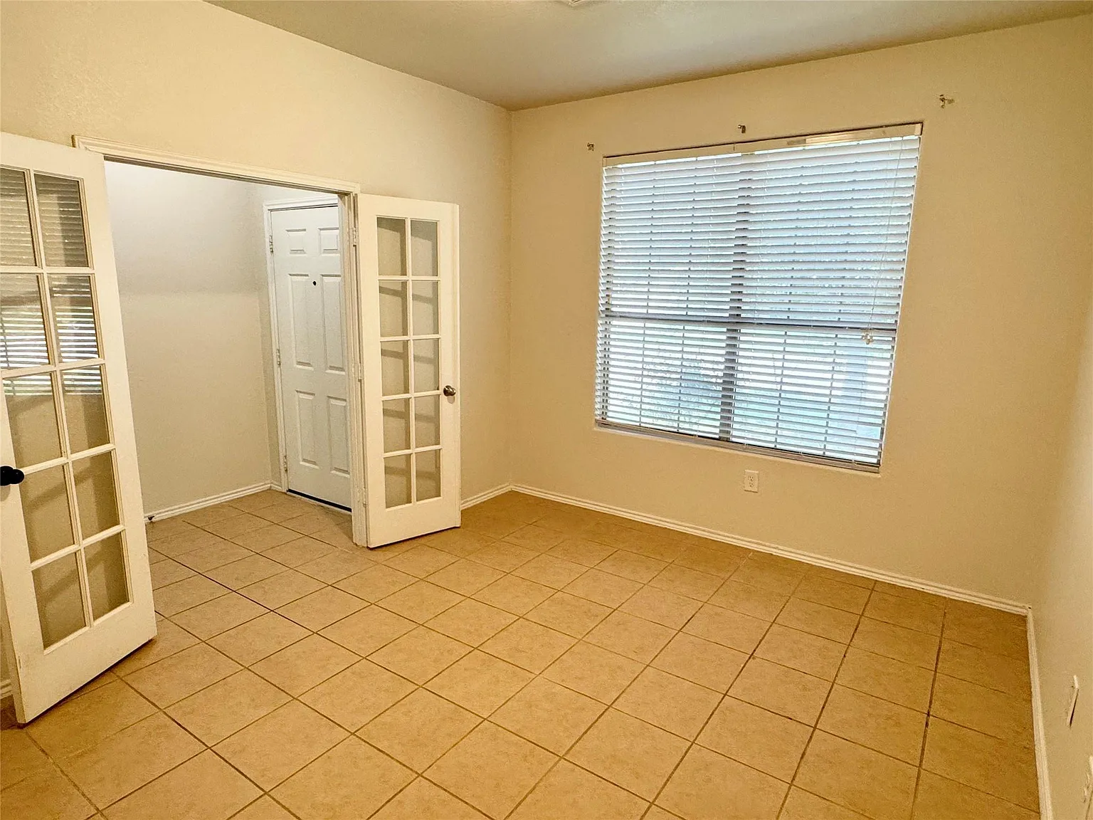 3 bed, 2.0 bath, 1950 sqft, $2,100 — Photo 3