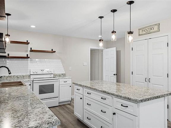 4th image of 3221 Meadow Ln