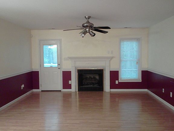 Living room/gas fireplace