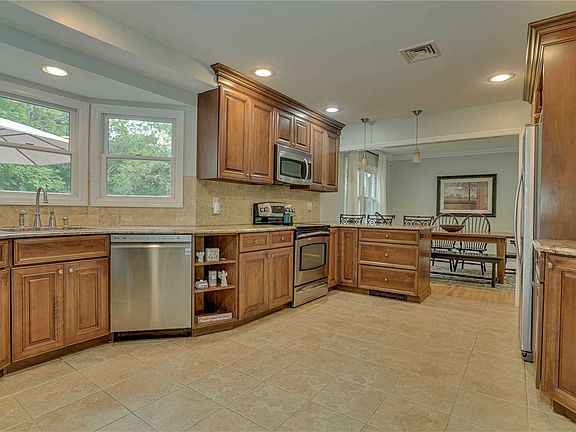 5th image of 3 Furwood Ct