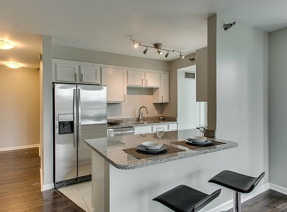 5th image of 345 N La Salle Dr APT 401