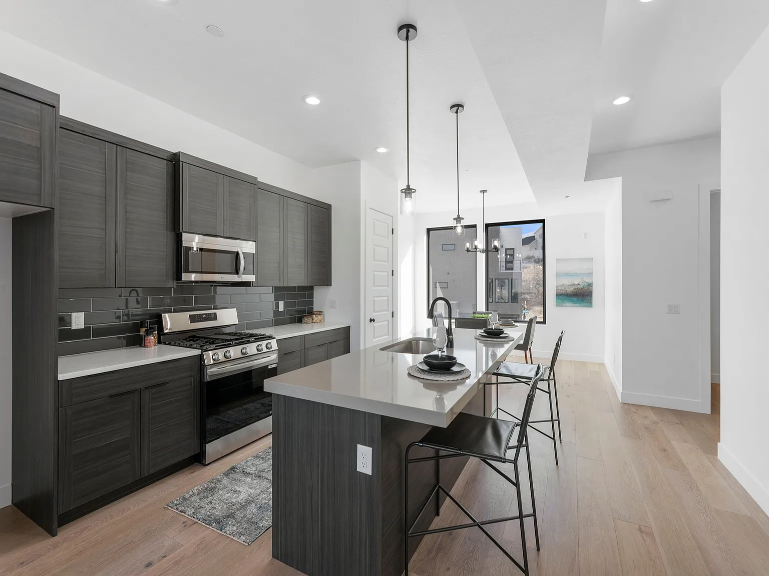3 bed, 3.5 bath, 1460 sqft, $2,499 — Photo 2