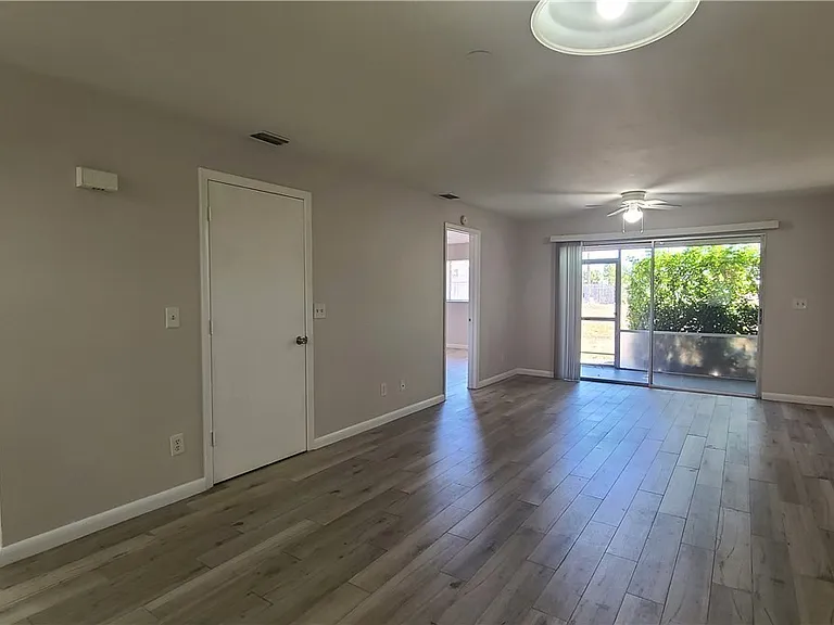 930 SW 47th Ter #5 — Photo 6