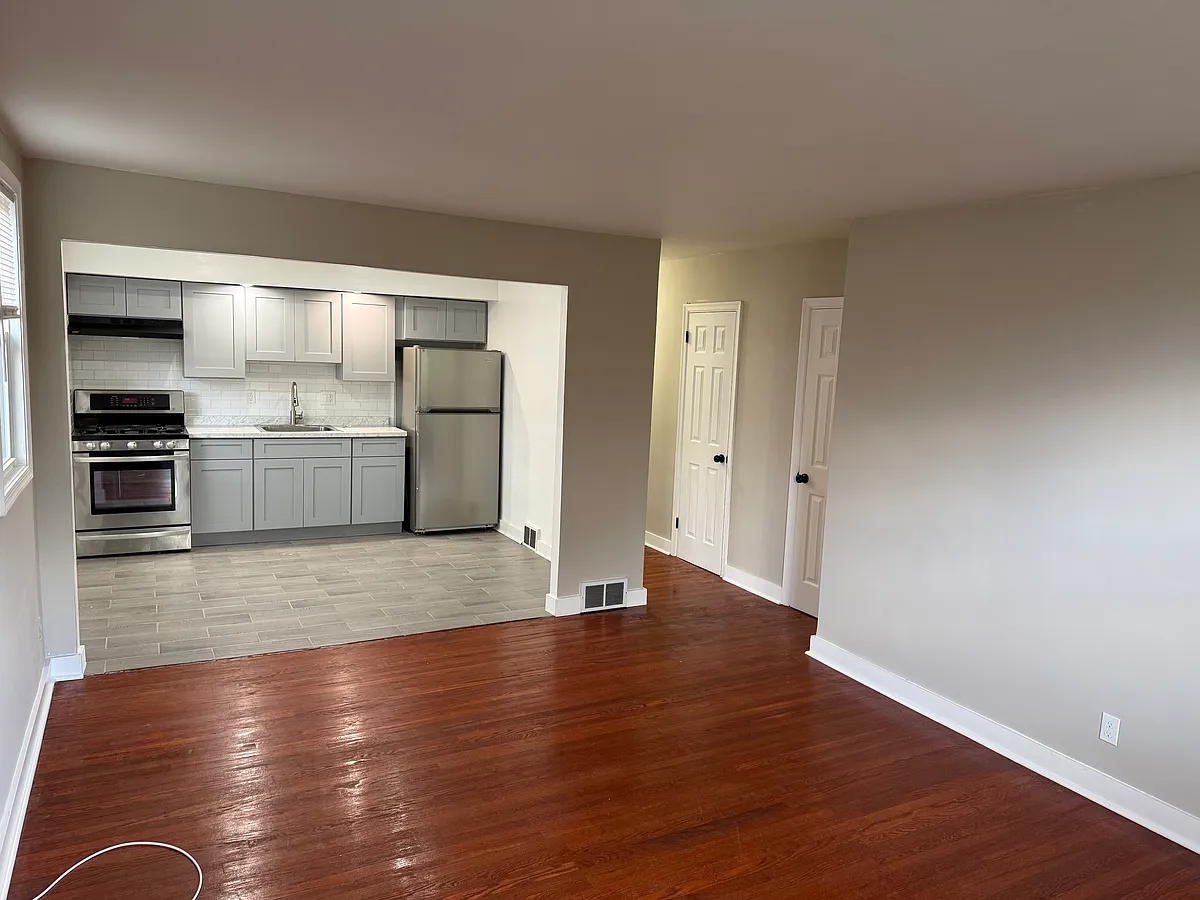 Building Photo - 702 Brighton St #2