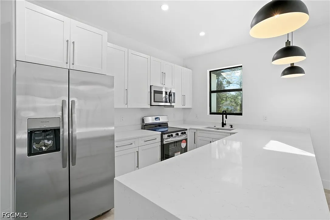 3 bed, 2.0 bath, 1325 sqft, $2,000 — Photo 2
