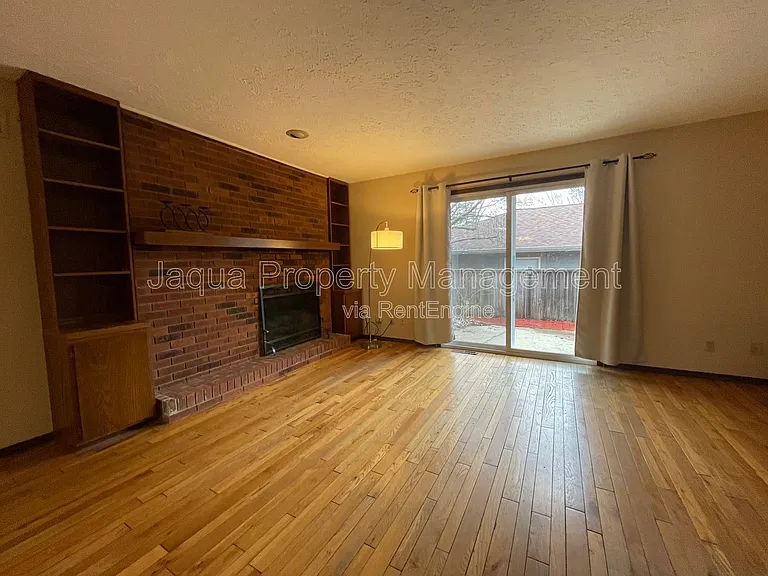 2591 Stratford Dr — Photo 2