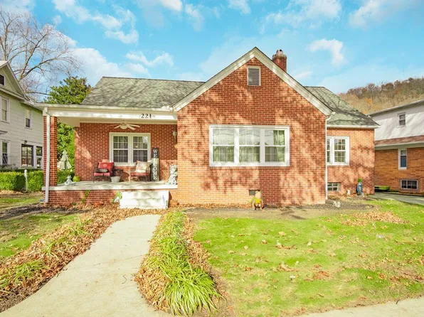 221 3rd St, Paintsville, KY 41240