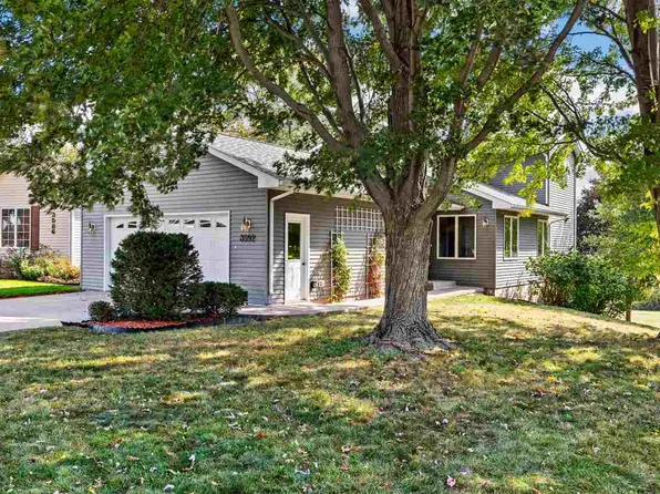 3592 Vista Park Dr, Iowa City, IA 52245