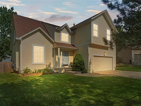 15204 S Blackfeather Dr, Olathe, KS 66062