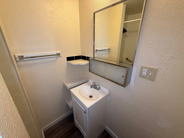 Sleepy Hollow Apartments — Photo 9