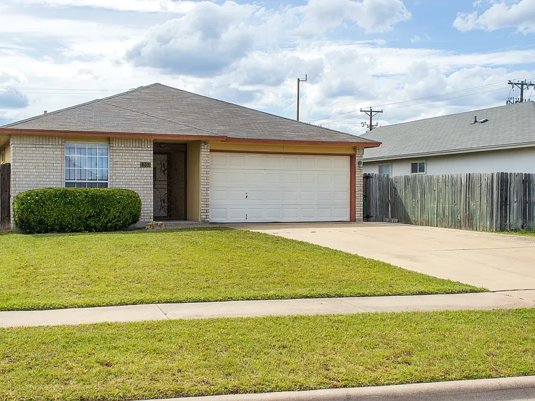 1203 Fox Creek Dr — Photo 2