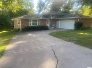 206 Meadow Dr, Macomb, IL 61455