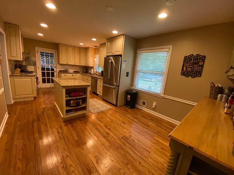 1830 Queens Way — Photo 4
