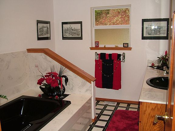 Main Bath w/ 6' jacuzzi