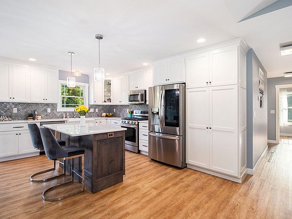 5th image of 207 Arlington Ln