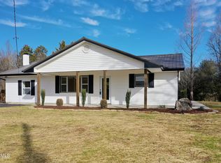 1366 Squire Fox Rd, Dandridge, TN 37725