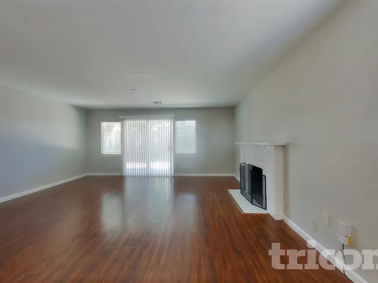 1928 Glenwood Dr — Photo 2