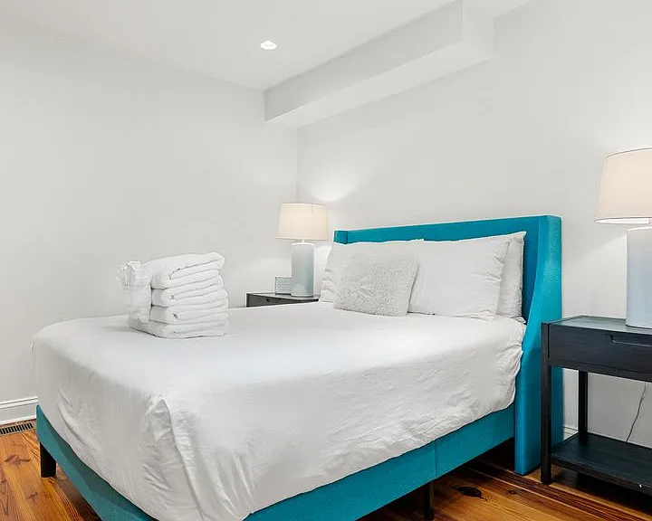 377 King St #206 — Photo 20