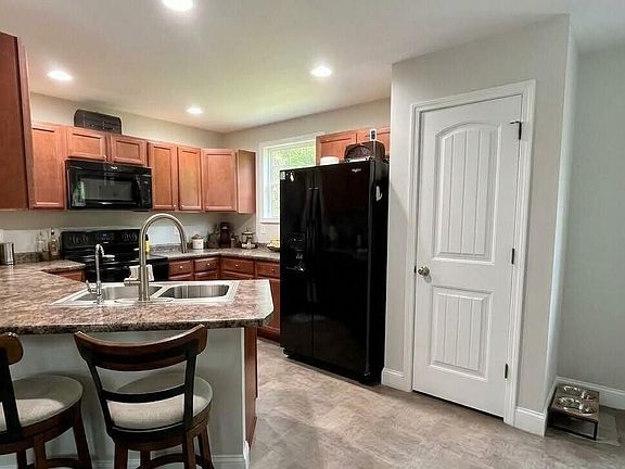 3rd image of 4835 Cameron Rd