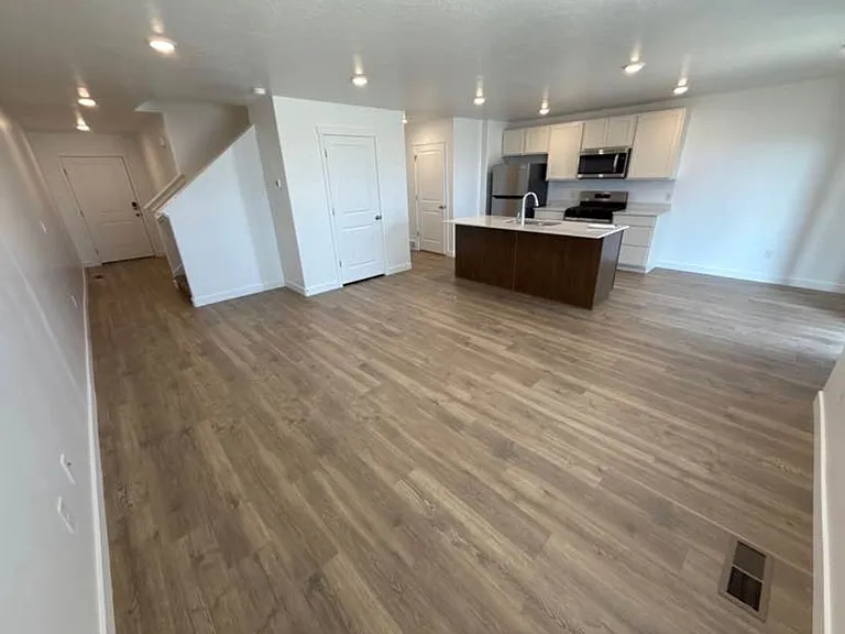 222 E Glencoe Dr — Photo 4