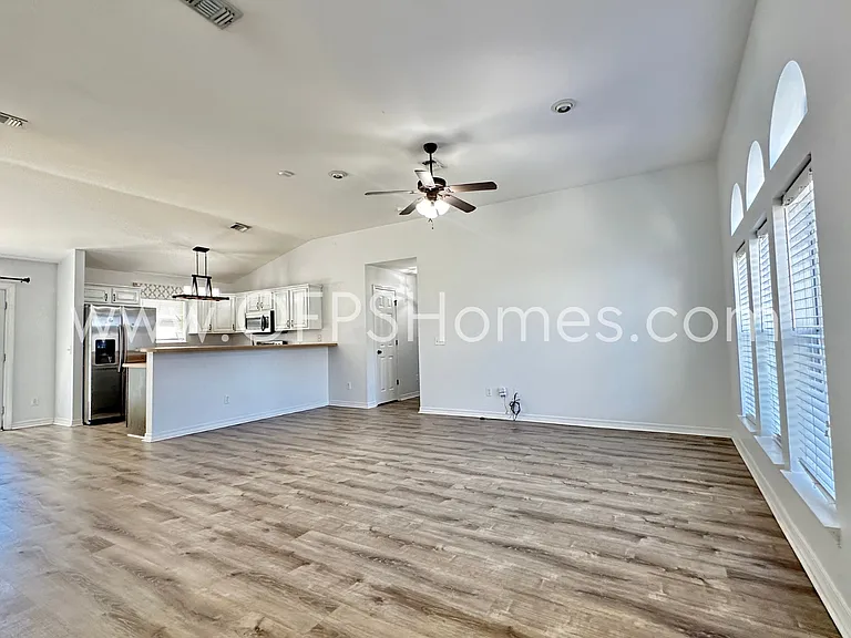 2426 Houston Cir — Photo 4