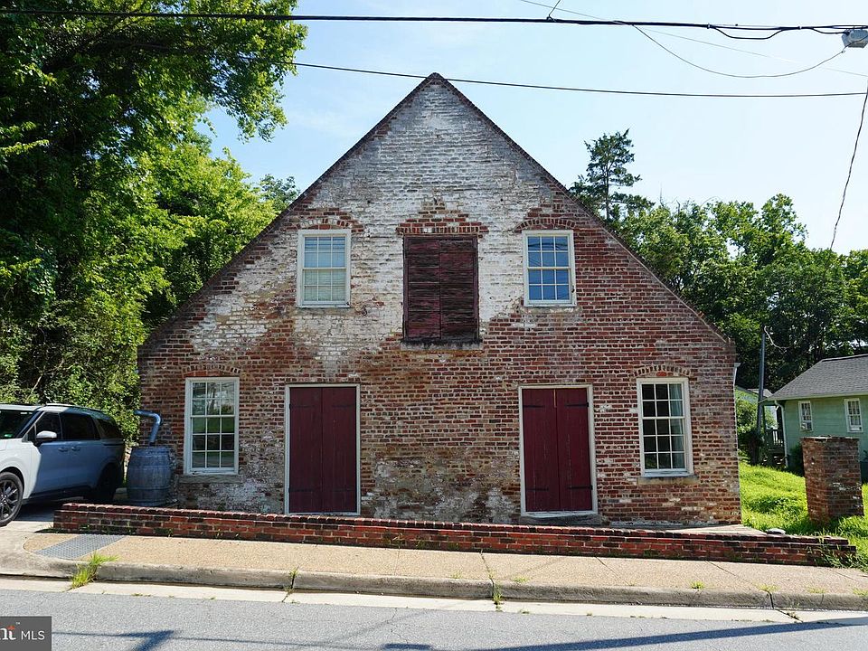 1st image of 121 Washington St