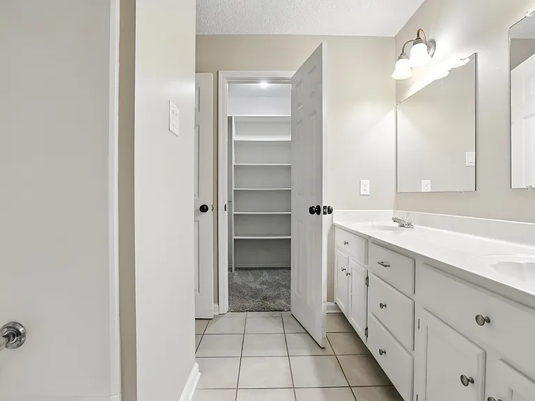 1614 Calgary Trl — Photo 23