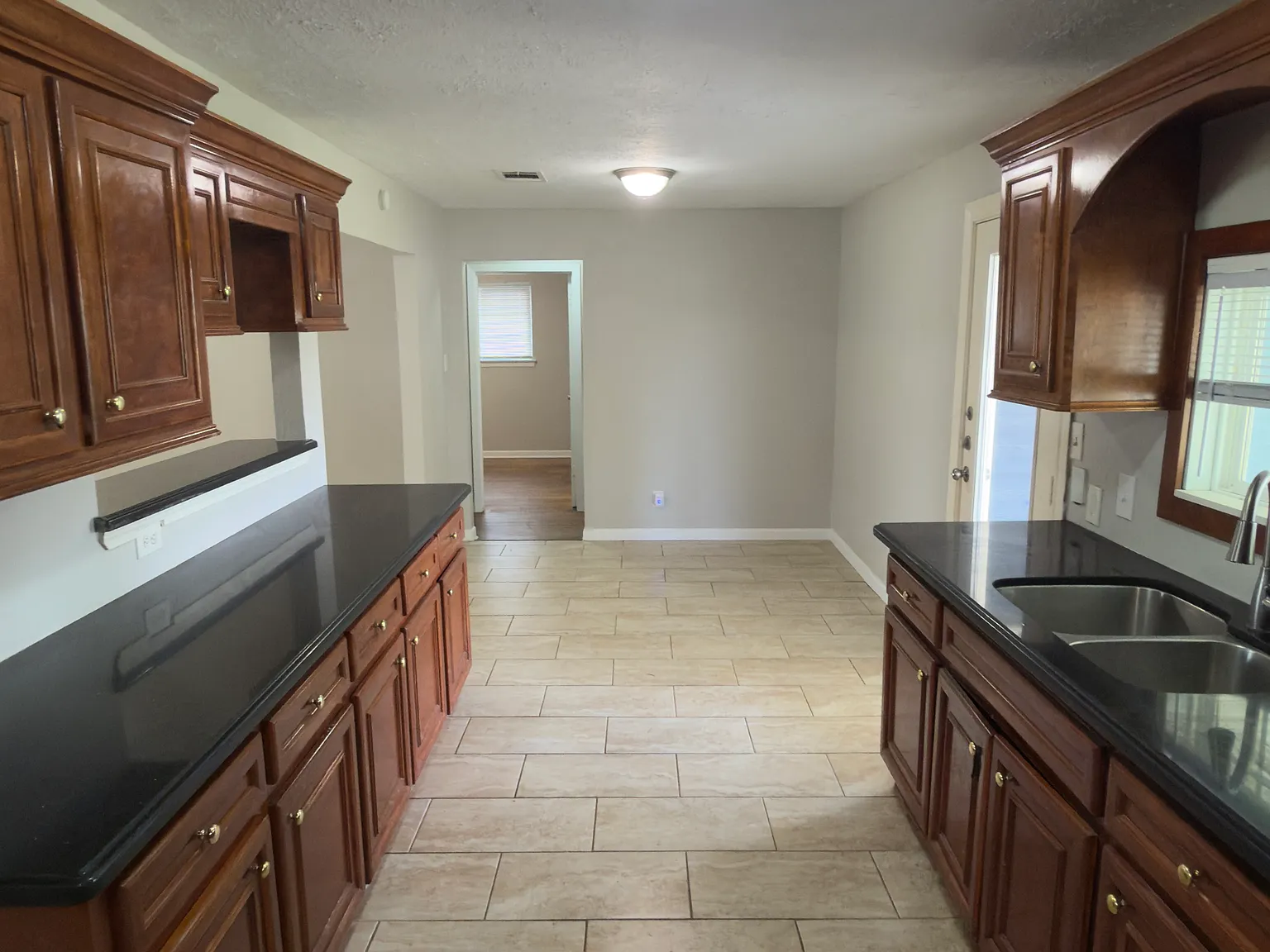 4 bed, 1419 sqft, $1,750 — Photo 4