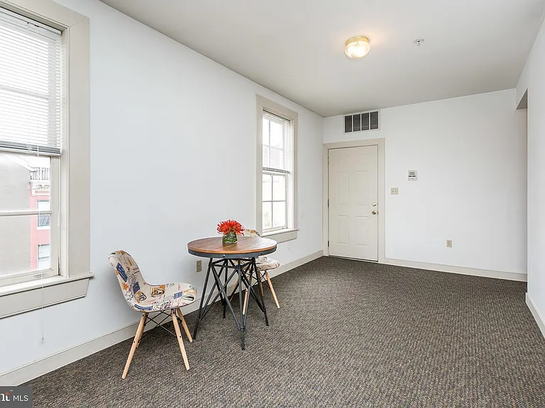 2 W Henrietta St #B — Photo 8