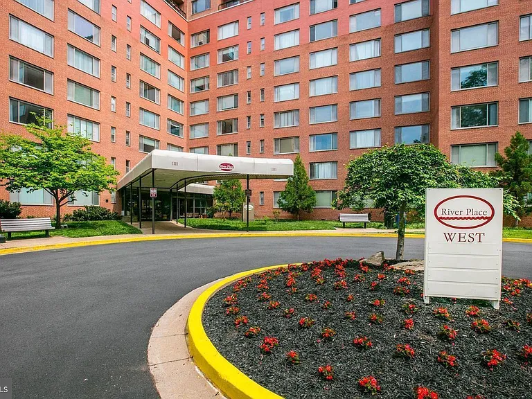 1111 Arlington Blvd #923 — Photo 4