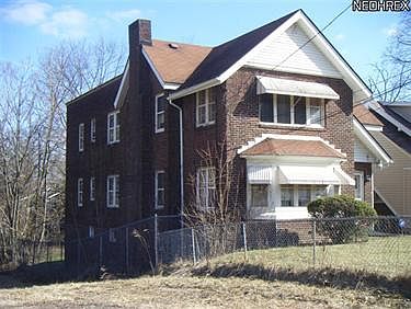 2nd image of 2205 Elm St #205