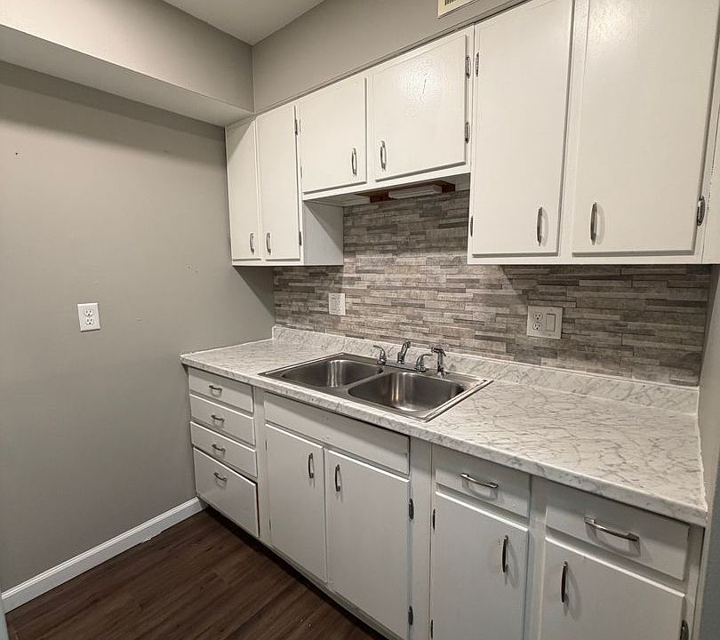 1st image of 904 Georgian Dr APT B