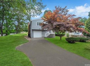 6 Meadowmere Ave, Mastic, NY 11950