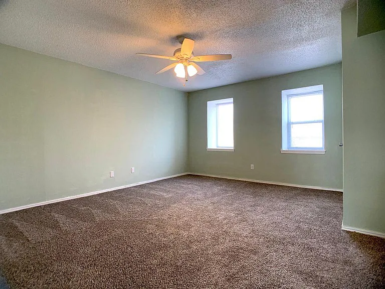 11433 N May Ave — Photo 5