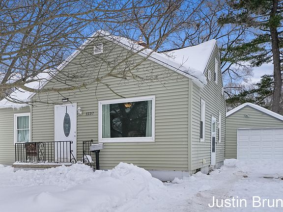 3rd image of 1237 James Ave