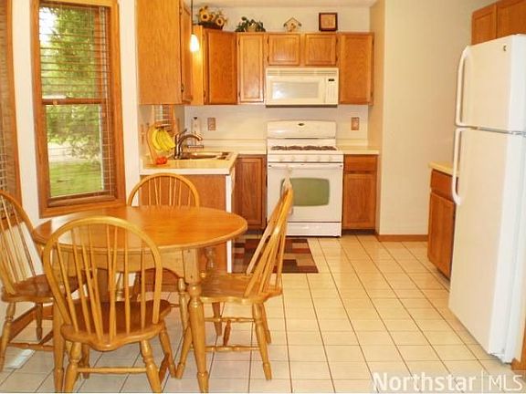 4th image of 26454 Finley Ave