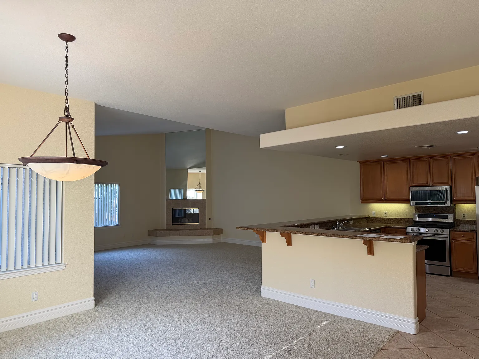 3 bed, 2.5 bath, 2400 sqft, $5,400 — Photo 4