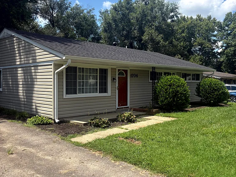 1706 Ashmoor Ln — Photo 3
